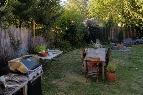 7 Backyard BBQ Zones That Make Hosting a Crowd Easy