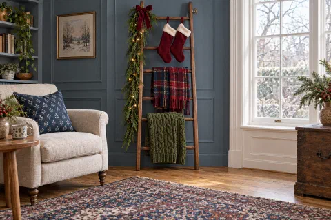 Christmas Blanket Ladder Ideas for a Room With No Mantel